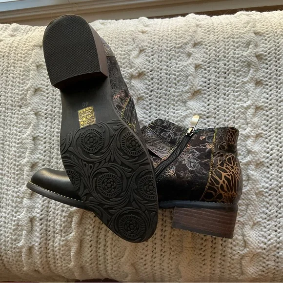 L'ATISTE Black Ankle Boots with Gold Buckle and Textured Leather - Picture 3 of 6